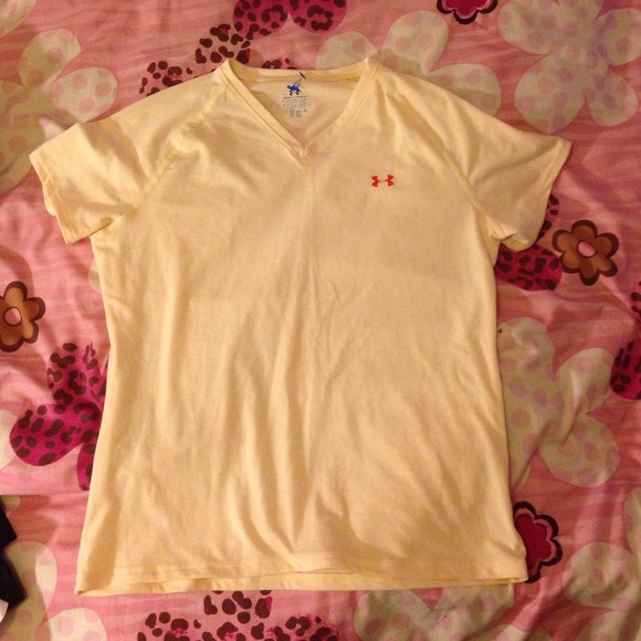 🔮Yellow under armour t shirt🔮