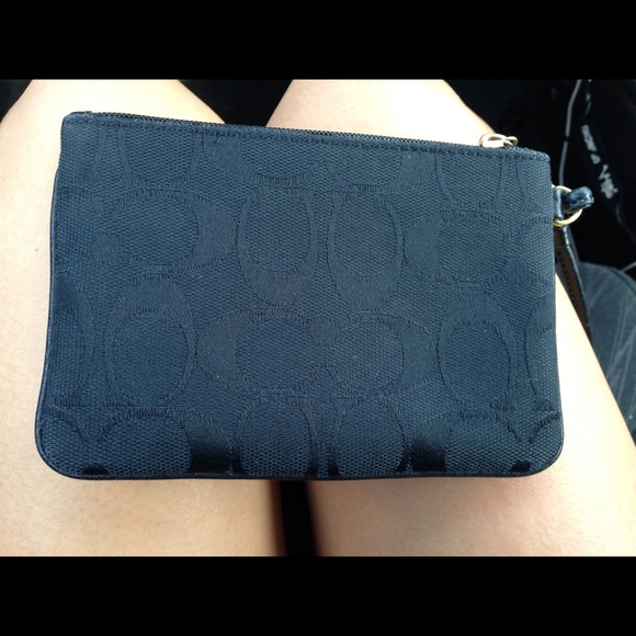 ✌️✌️TRADED!!✌️✌️Authentic Coach wristlet in black - Picture 2 of 4