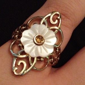 BEAUTIFUL FLOWER RING...PRICE REDUCED!!! 👍👍👍👍