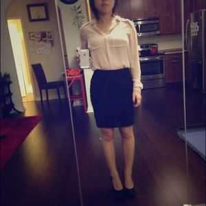 Used Ann Taylor black pencil skirt 00P