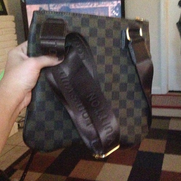 LV MESSENGER BAG