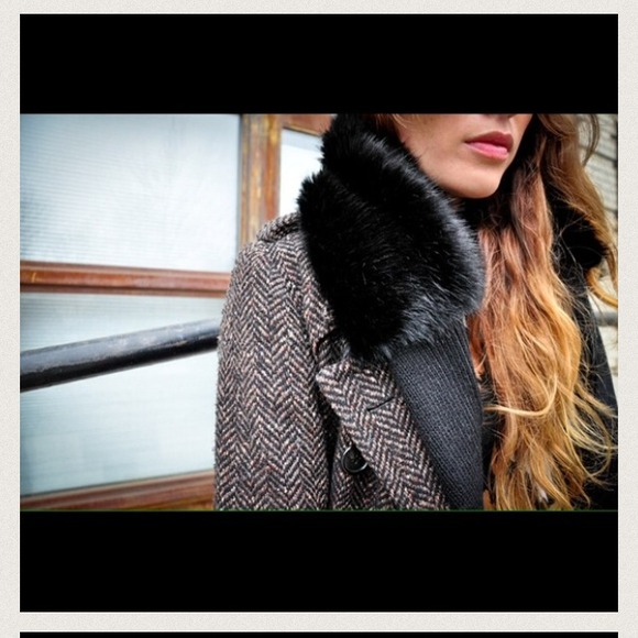 🔴Sold on threadflip 🔴Banana republic fur stole