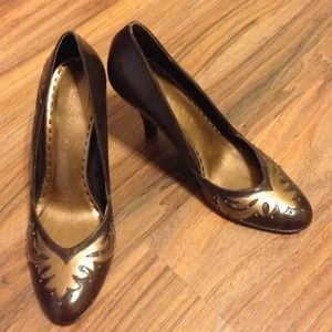 Gianni Bini brown leather pumps