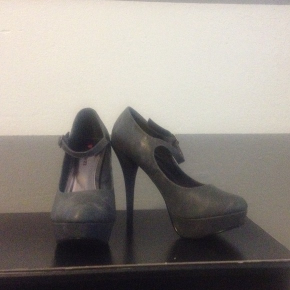 Grey pumps