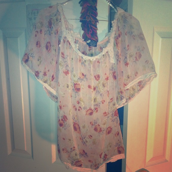 Nice Sheer floral print blouse🌸