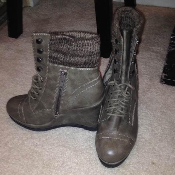🚫SOLD TO EMY18🚫 Wedge boots - Picture 2 of 4