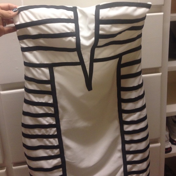 🎉White bodycon Strapless dress💋 - Picture 2 of 4