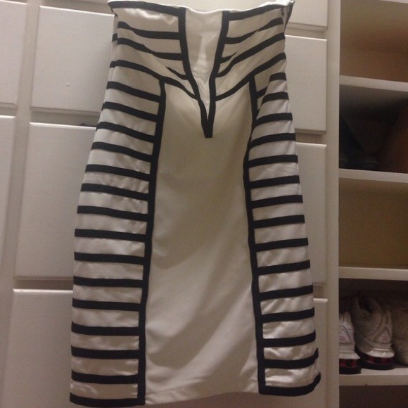 🎉White bodycon Strapless dress💋 - Picture 3 of 4