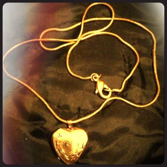 ❤️ gold tone necklace with heart locket 💕