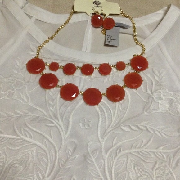 Pretty necklace - Picture 3 of 4