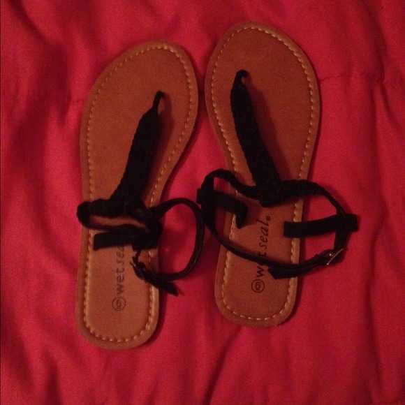 Black sandals. - Picture 1 of 1