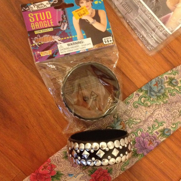 Rocker goth Halloween costume - Picture 3 of 4