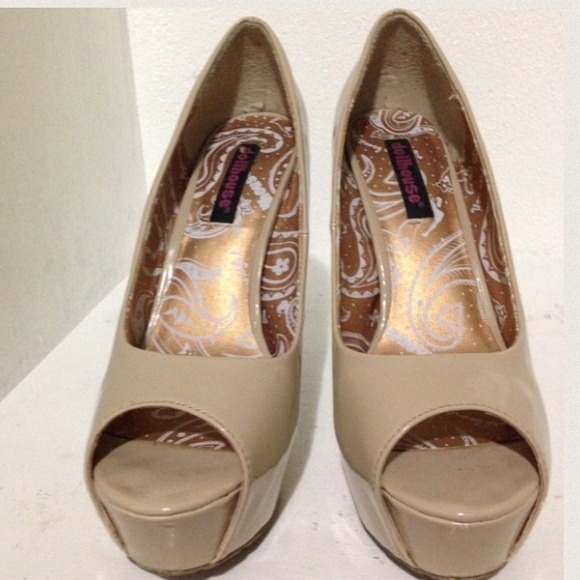 Nude pumps