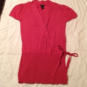 Cute lightweight, short sleeve sweater.