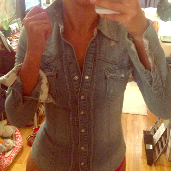 💥SOLD💥Guess Denim Button Down