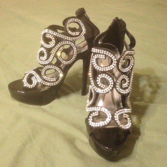 Heels - Picture 2 of 4