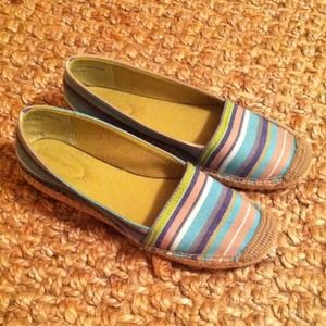 🚫SOLD IN BUNDLE🚫 Blue/Green/Tan Striped Flats