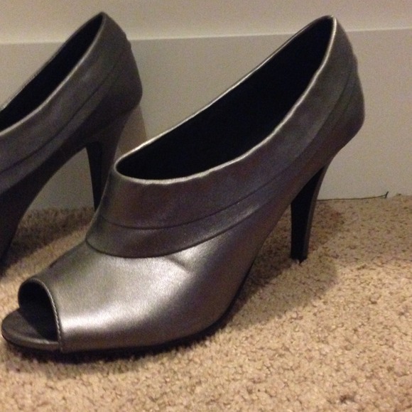 💢TRADED💢Silver peeptoe heels