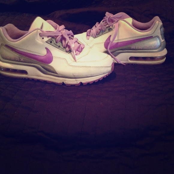 Air maxes size 9