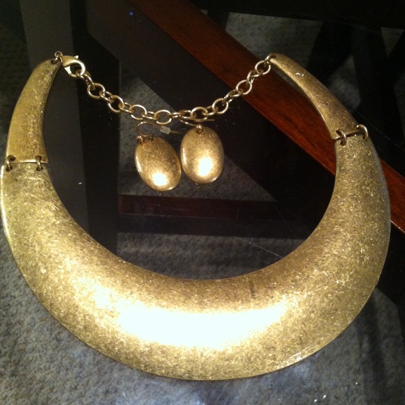 Brushed gold choker set! 😍