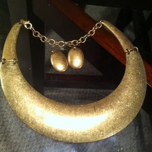 Brushed gold choker set! 😍