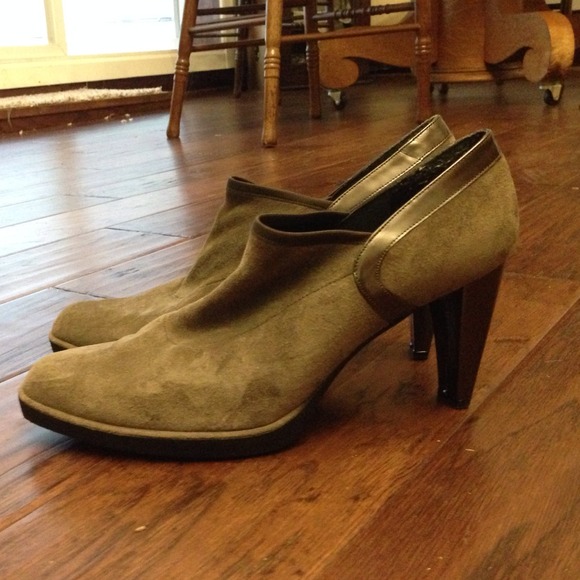 Gently worn Stuart Weizmann booties. Barely worn. - Picture 2 of 2