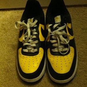 Black &yellow nike