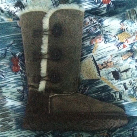 RARE Ugg - triple Baily Button Bomber