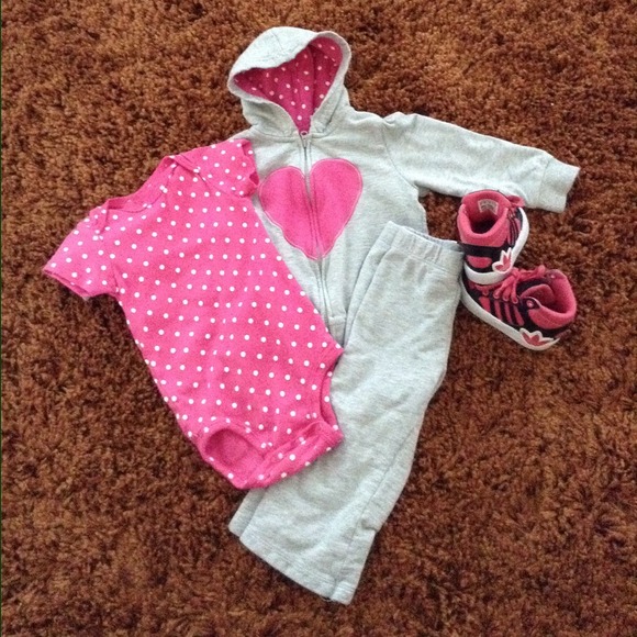 PERFECT FOR THE WINTER. 3 piece toddler sweat suit