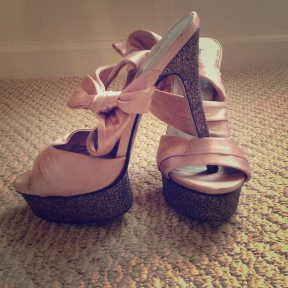 👏 JUST REDUCED👏 Light Pink Glitter Heels