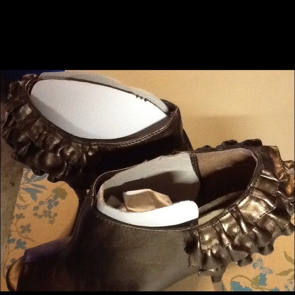 Bronze Peep-Toe Heels w back detail - Picture 4 of 4