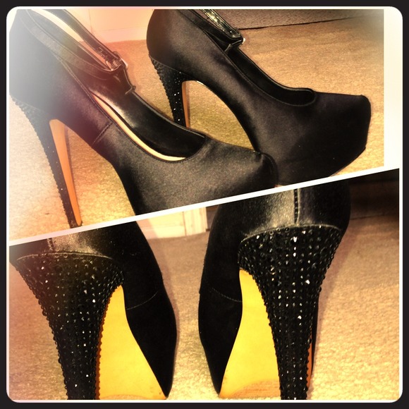 🔴 ON HOLD !!! 🔴 black satin heels!!