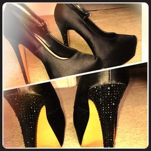🔴 ON HOLD !!! 🔴 black satin heels!!