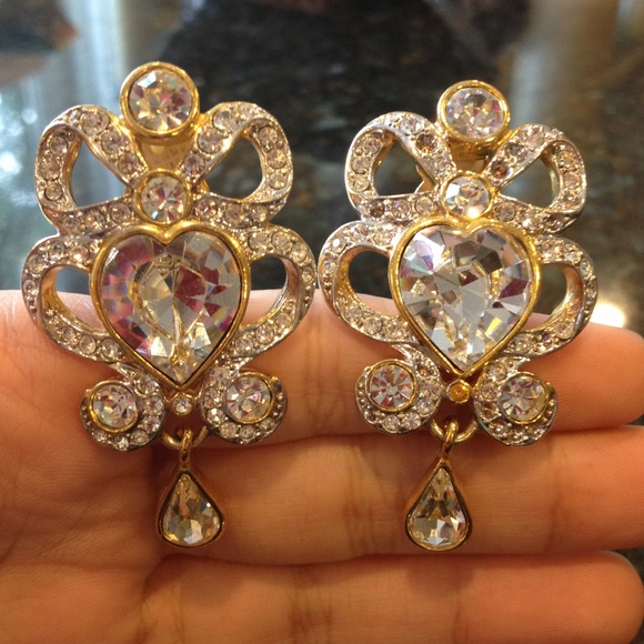 Bloomingdales  Jewelry - 🎉HOST PICK🎉 Royalty Clip On Earrings