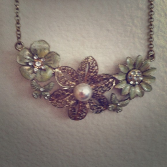 Brand new vintage style statement necklace. Cute!!