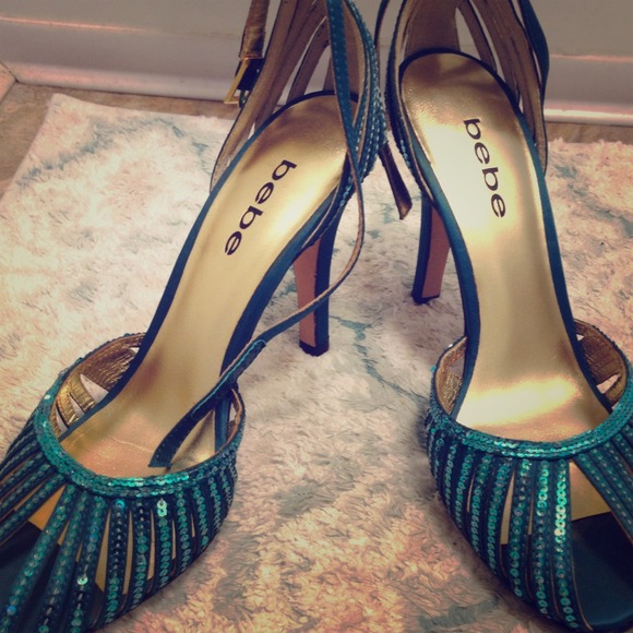 BEBE teal colored heals