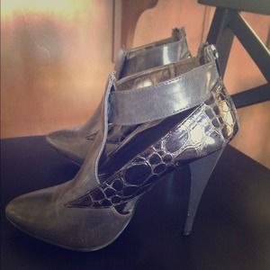 👠Dark grey crocodile bootie stilettos🐊