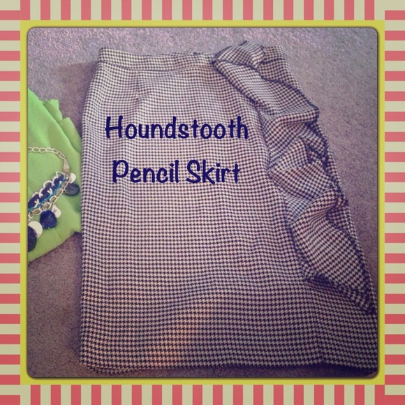 ✅SOLD - Houndstooth Pencil Skirt