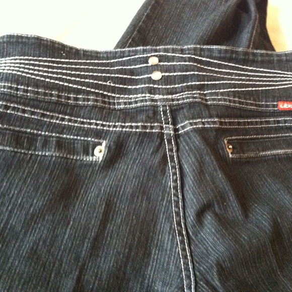 Cute skinny jeans with bling button on back