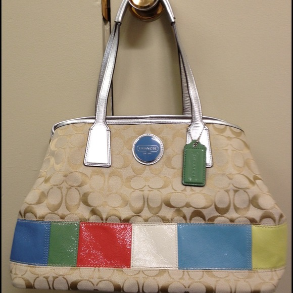 Signature Coach shoulder bag