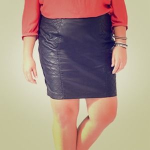 Faux leather black quilted pencil skirt
