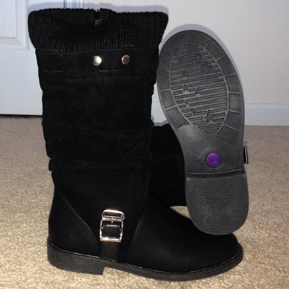 new/never worn. Black children's boots.