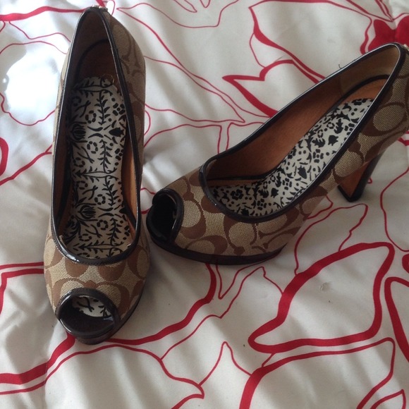 BROWN/TAN COACH HEELS