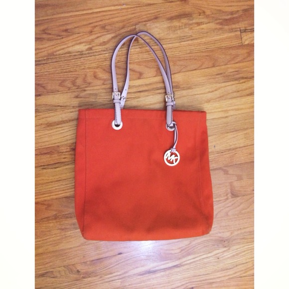 Michael Kors Jet Set Canvas Tote 🌺