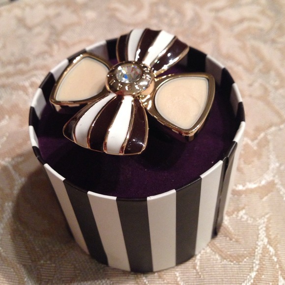 💔SOLD💔Henri Bendel solid perfume ring - Picture 2 of 4