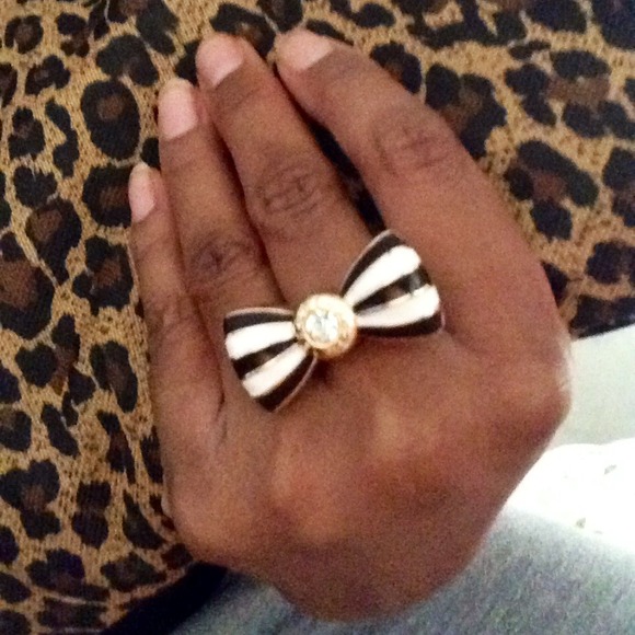 💔SOLD💔Henri Bendel solid perfume ring - Picture 4 of 4