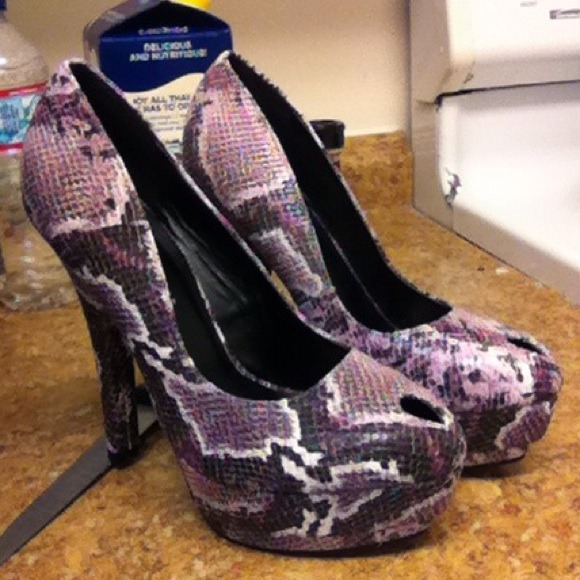 Cute fo snakeskin purple heels