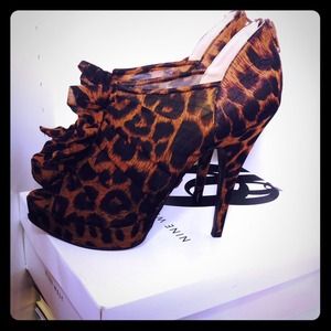 New Nine West Leopard print heels, sz 9.5.