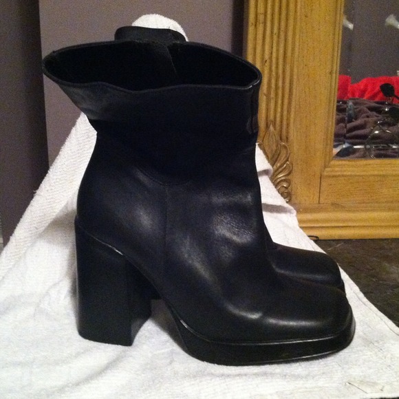 Steve Madden black boots
