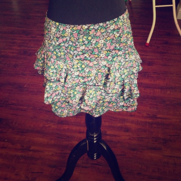 Floral ruffled skirt with belt loops & big zipper